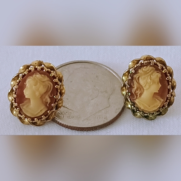 𝗘𝗹𝗲𝗴𝗮𝗻𝘁 𝗬𝗲𝗹𝗹𝗼𝘄 𝗚𝗼𝗹𝗱 𝗩𝗧𝗚.𝗖𝗮𝗺𝗲𝗼 𝗘𝗮𝗿𝗿𝗶𝗻𝗴𝘀 - Picture 2 of 7